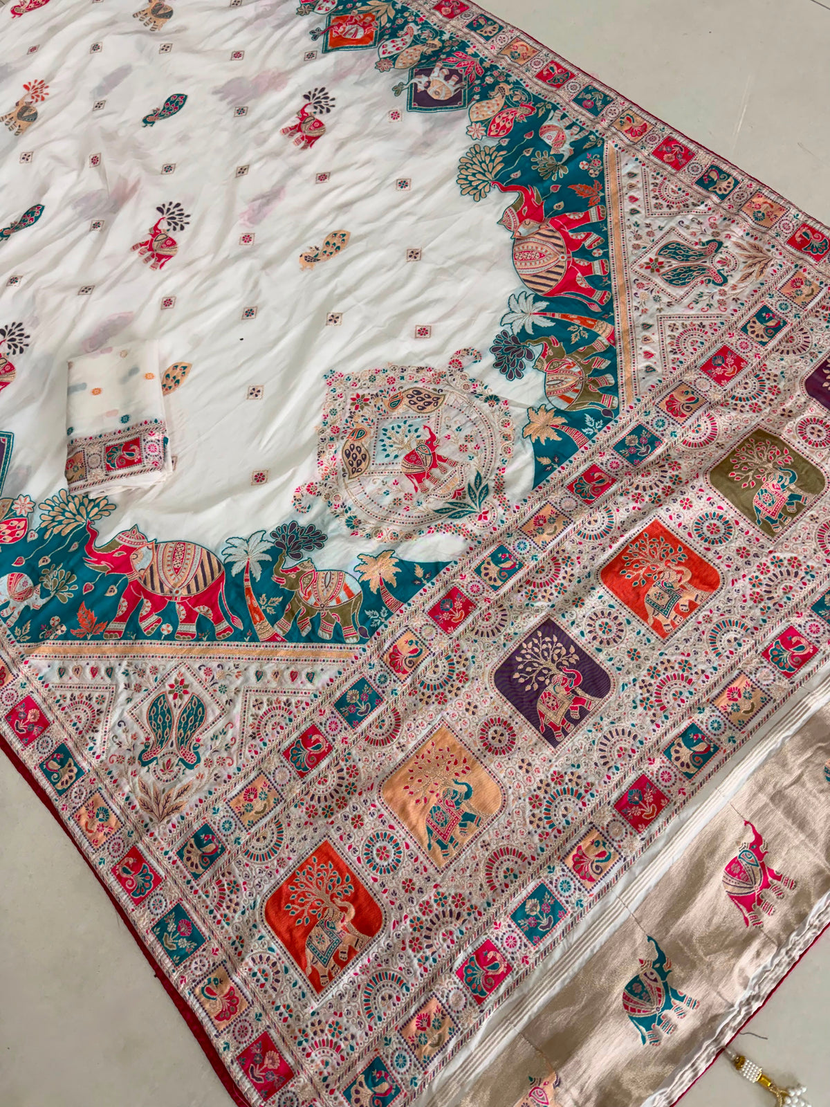 Beautiful Luxurious Pachmina Dyed Vantara Piping Saree
