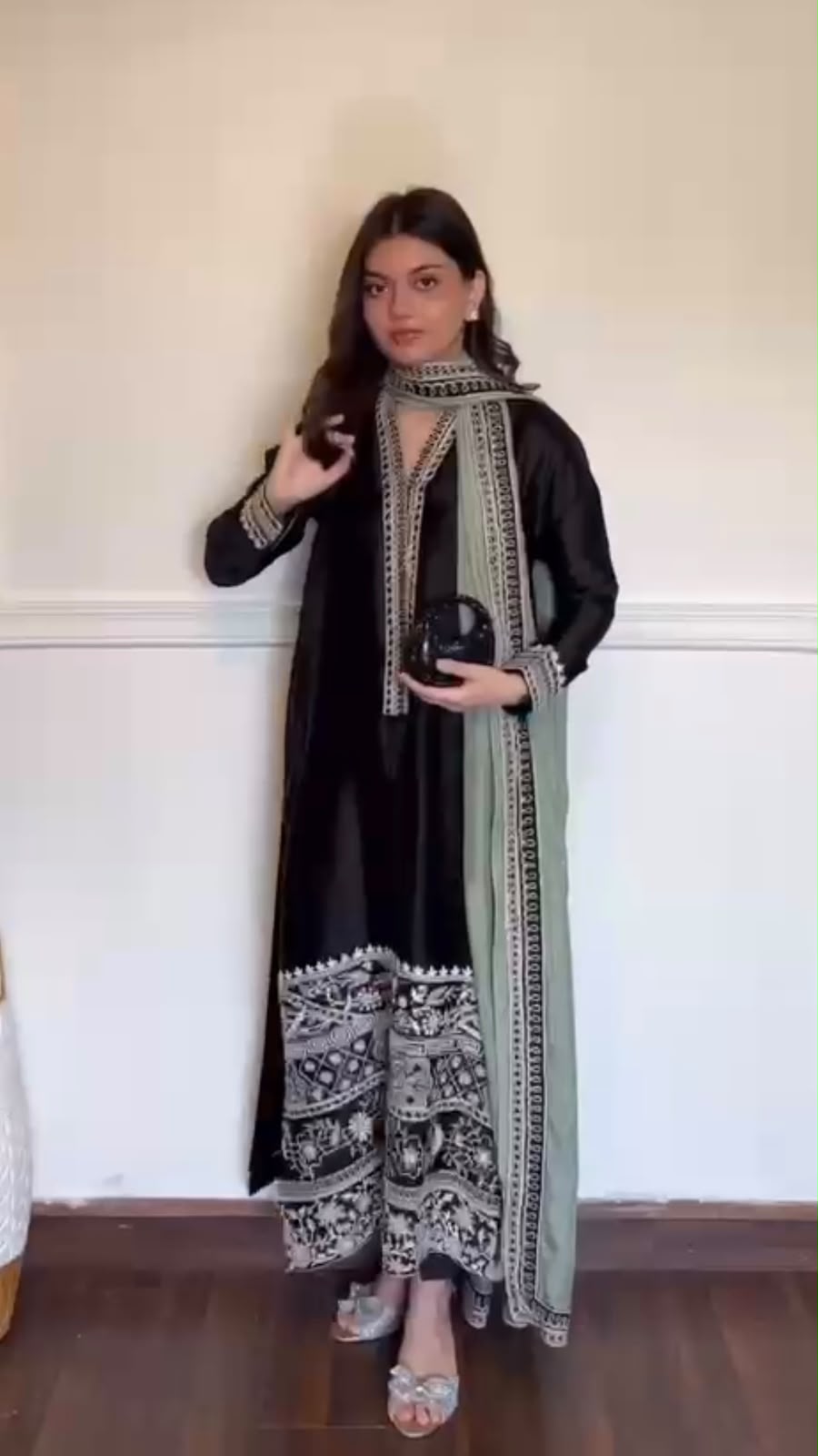 Elegant Premium Glass Fabric Thread Work Salwar Suit